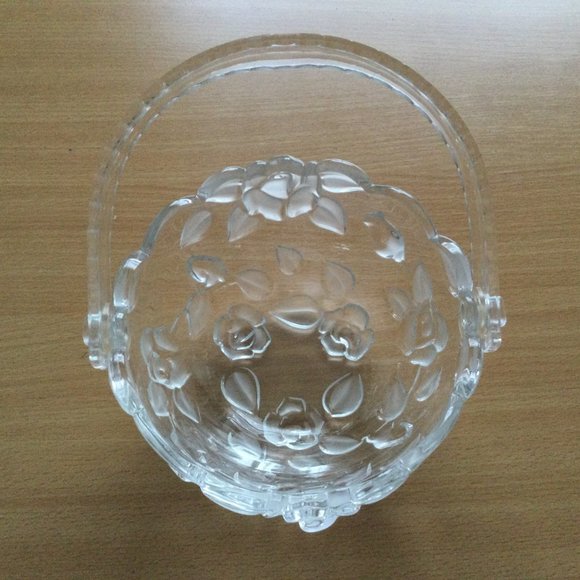 Beautiful Small clear Glass basket with handle floral design - Picture 4 of 6
